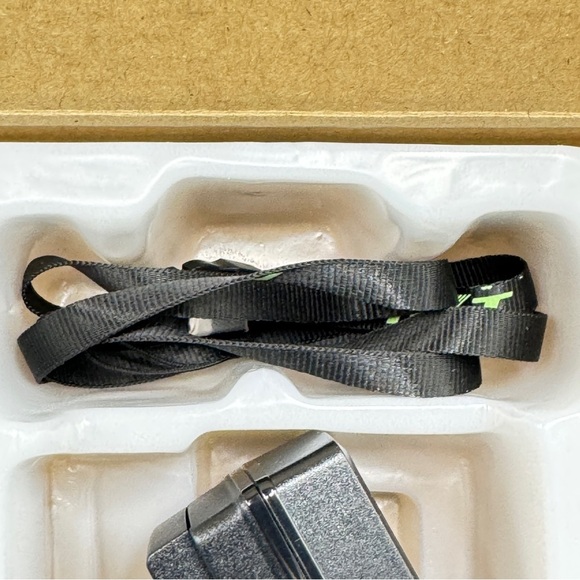 HYT by Hytera TC-320 Two-Way Radio UHF 400-470MHz w/ Battery Charger Antenna Box - Picture 4 of 13